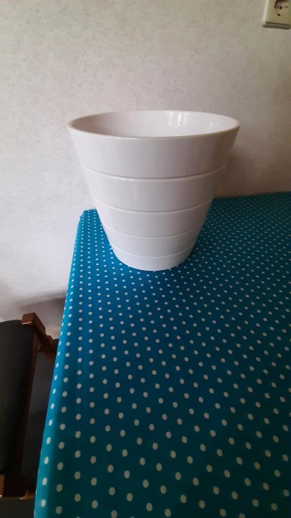 Witte KARDEMUMMA, grote bloempot van IKEA, Tuin en Terras, Bloempotten, 25 tot 40 cm, Rond, Ophalen of Verzenden, Zo goed als nieuw