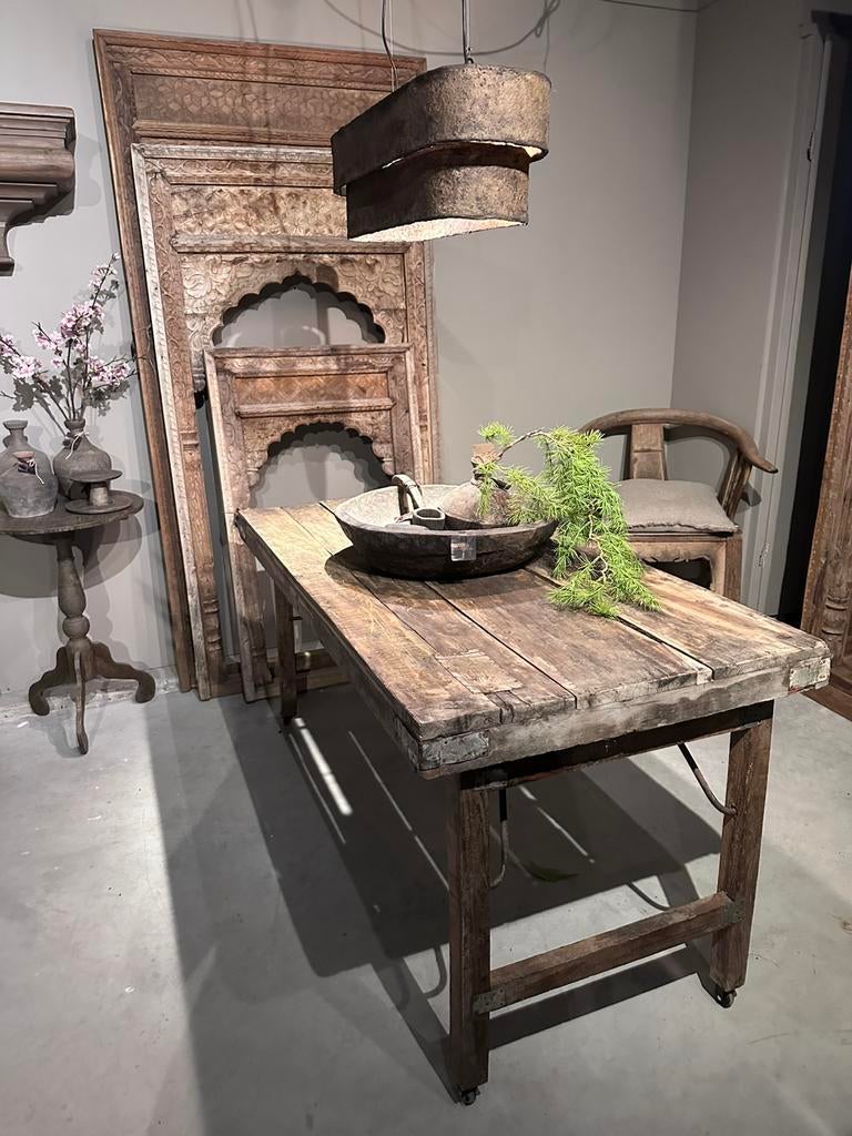 Verrijdbare en inklabare markttafel uit india, Ophalen