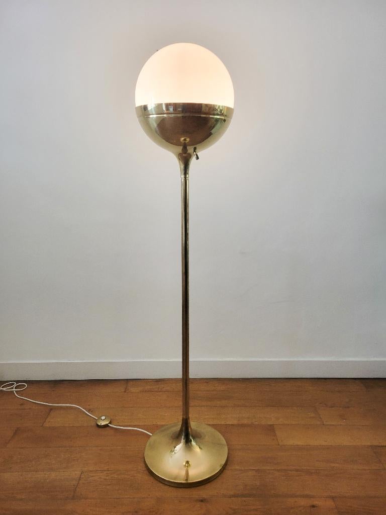 Messing vloerlamp en opaline van Vereinigte Werkstätten, Ophalen, Glas, 150 tot 200 cm, Vintage design, Mid Century modern