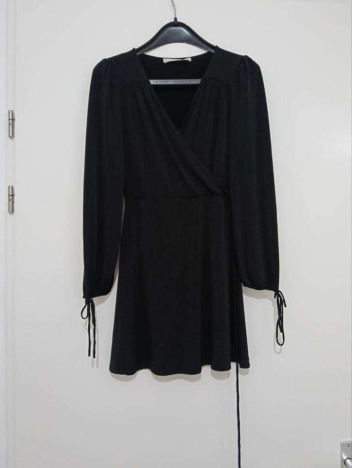 Zwarte wikkeljurk van Mango Basics - Maat XS, Kleding | Dames, Jurken, Zo goed als nieuw, Maat 34 (XS) of kleiner, Zwart, Boven de knie