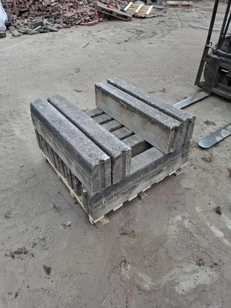 20m¹ trottoirband 13/15 25cm, gebruikt, op pallet, Tuin en Terras, Tegels en Klinkers, Ophalen of Verzenden, Beton, Terrastegels