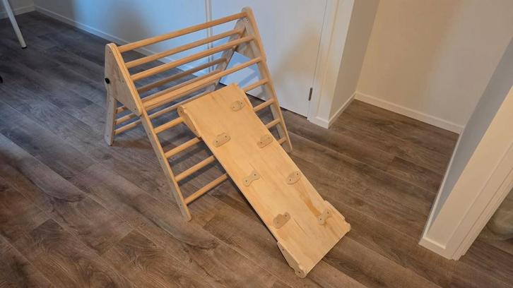 Houten Klimrek Driehoek met Glijbaan - Zo goed als nieuw, Kinderen en Baby's, Speelgoed | Buiten | Speeltoestellen, Ophalen