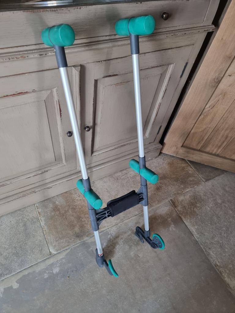 Handylegg. Om steunkousen aan te trekken., Ophalen