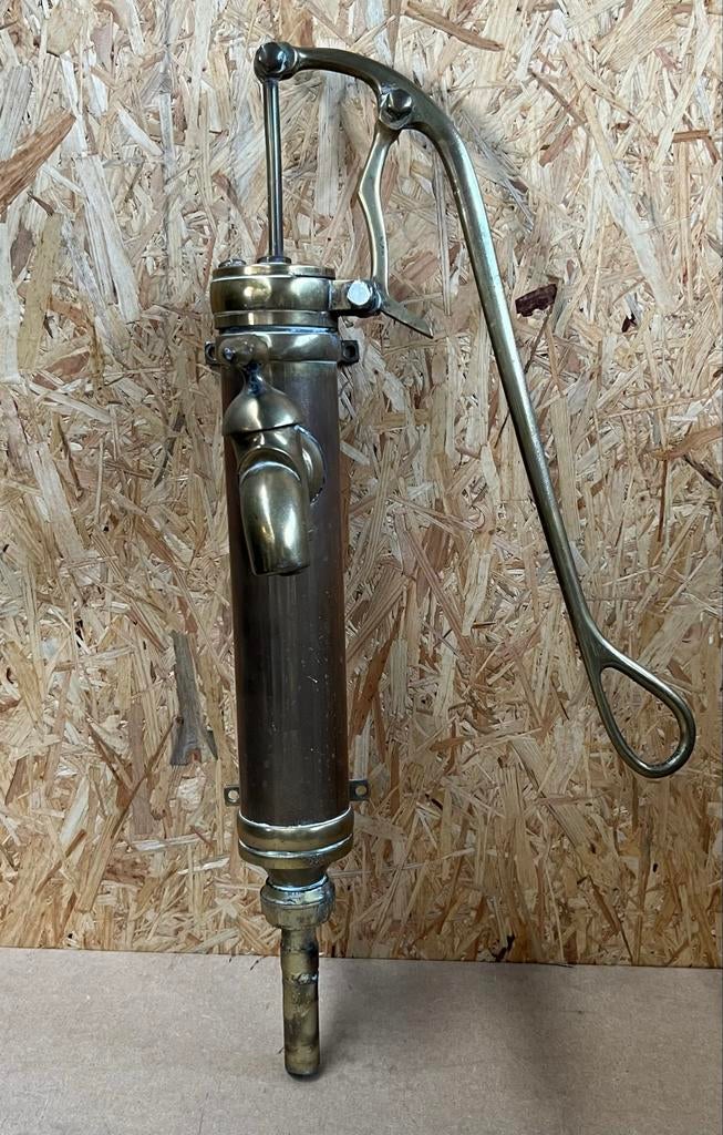 Antieke koperen werkende waterpomp, Ophalen