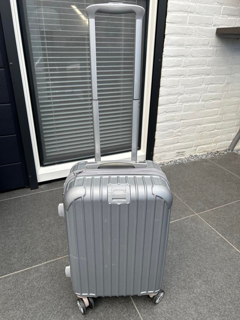 Stijlvolle zilveren koffer met wieltjes en uitschuifbare han, Ophalen, Gebruikt, 50 tot 60 cm, Minder dan 35 cm