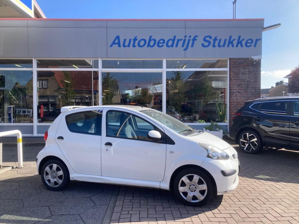 Toyota AYGO 1.0 VVT-i 5 Drs. Comfort Airco Spoiler SUPERKOOP, Voorwielaandrijving, Gebruikt, 4 stoelen, Wit