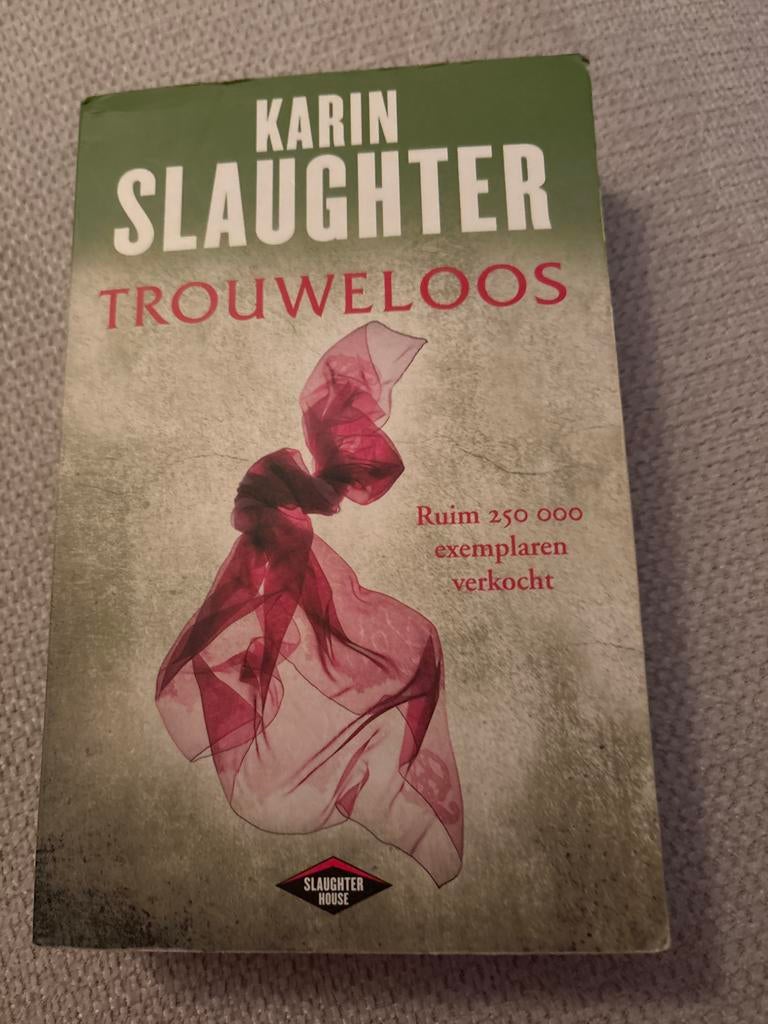 Trouweloos - Karin Slaughter (Paperback), Boeken, Thrillers, Gelezen, Nederland, Ophalen of Verzenden