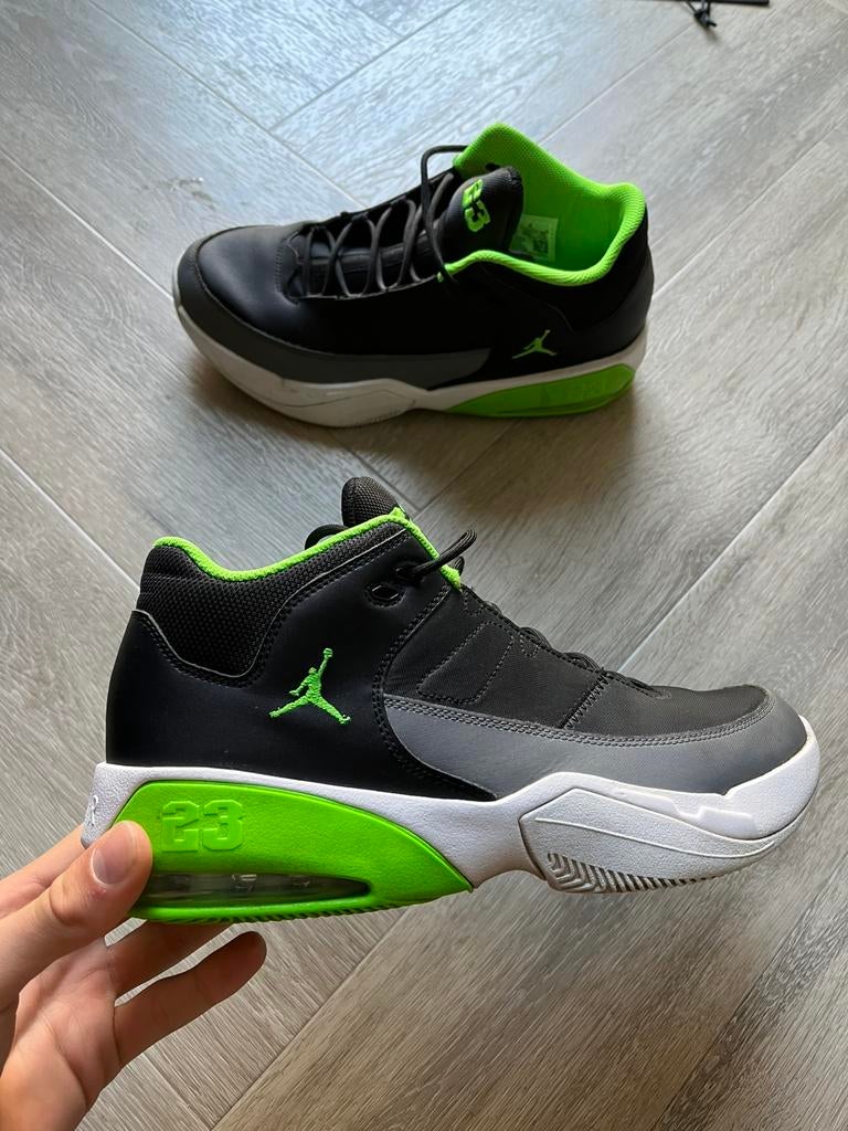 Jordan Max Aura 3, Ophalen of Verzenden, Zo goed als nieuw, Sportschoenen, Zwart