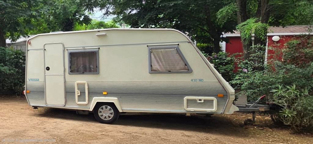 Caravan Beyerland 430 MD Vitesse Nieuwe voortent en luifel!, Caravans en Kamperen, Koelkast, Treinzit, Dwarsbed, Particulier