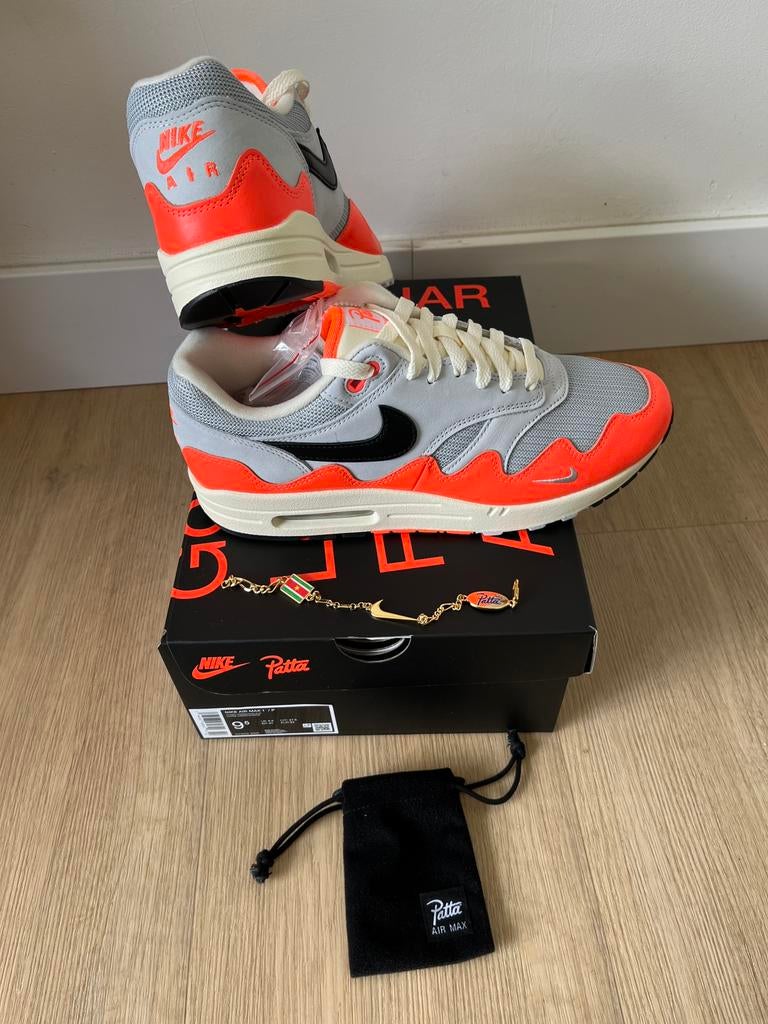 Patta x Nike Air Max 1 Hyper Crimson maat 43, Kleding | Heren, Schoenen, Overige kleuren, Nike, Nieuw, Ophalen of Verzenden