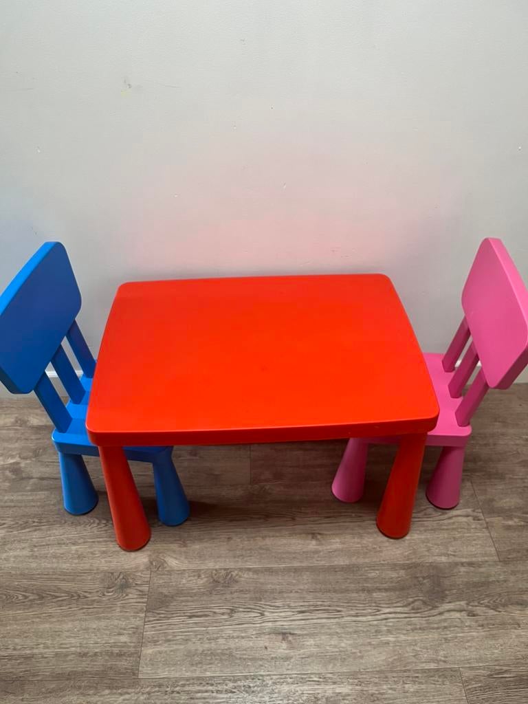 IKEA MAMMUT Kids Table with 2 Chairs – Good Condition, Ophalen of Verzenden, Zo goed als nieuw, Stoel(en)