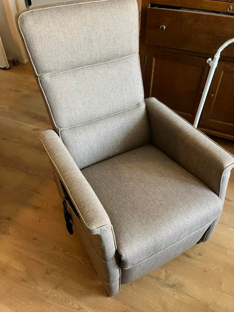 Z.g.a.n  elektrische relax, Sta- op stoel € 500,00, Huis en Inrichting, Stoelen, Zo goed als nieuw, Eén, Stof, Bruin, Ophalen