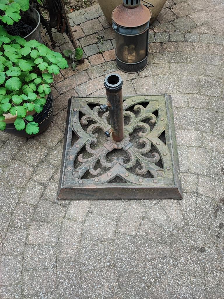 Parasol met zware gietijzeren voet, Ophalen, Gebruikt, Parasolvoet