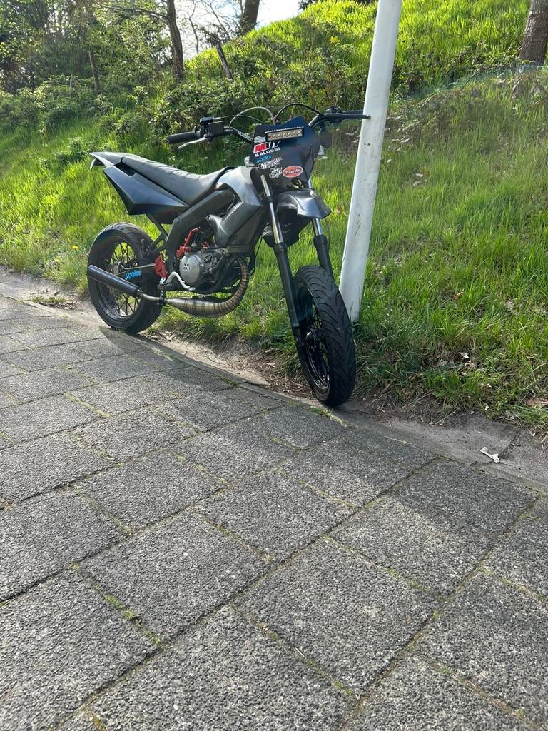 Derbi senda sm 2008, Fietsen en Brommers, Ophalen, 6 versnellingen, Maximaal 45 km/u, Nieuw
