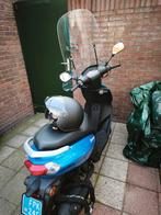 Blauwe scooter met windscherm en helm, Fietsen en Brommers, Ophalen, Overige modellen, Maximaal 45 km/u, Zo goed als nieuw