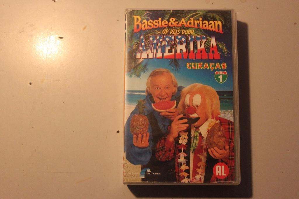 800p - vhs - bassie & adriaan op reis door america curacao d, Alle leeftijden, Ophalen of Verzenden, Gebruikt, Komedie