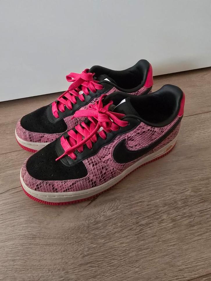 Nike Air Force 1 custom made roze/zwart maat 40, Kleding | Dames, Schoenen, Zo goed als nieuw, Sneakers of Gympen, Roze, Ophalen of Verzenden