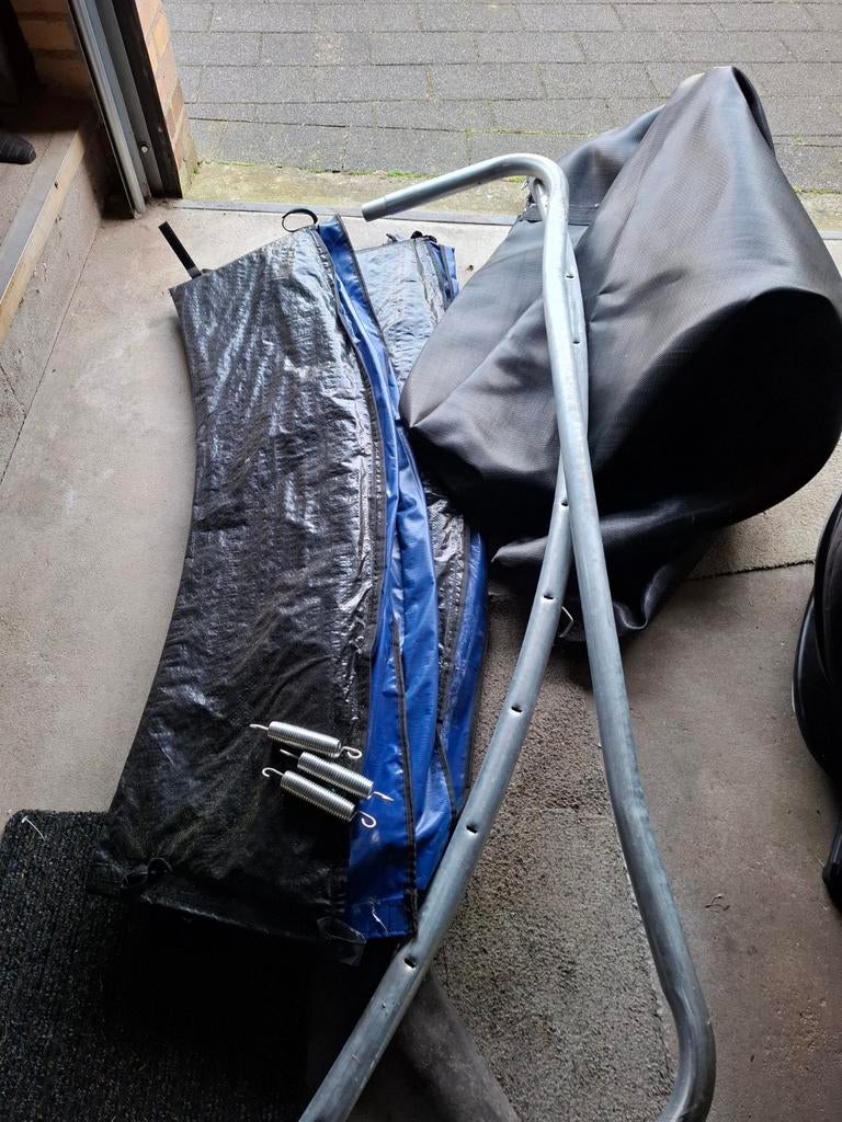 Trampoline blauw, met alle onderdelen (niet alle zichtbaar), Ophalen