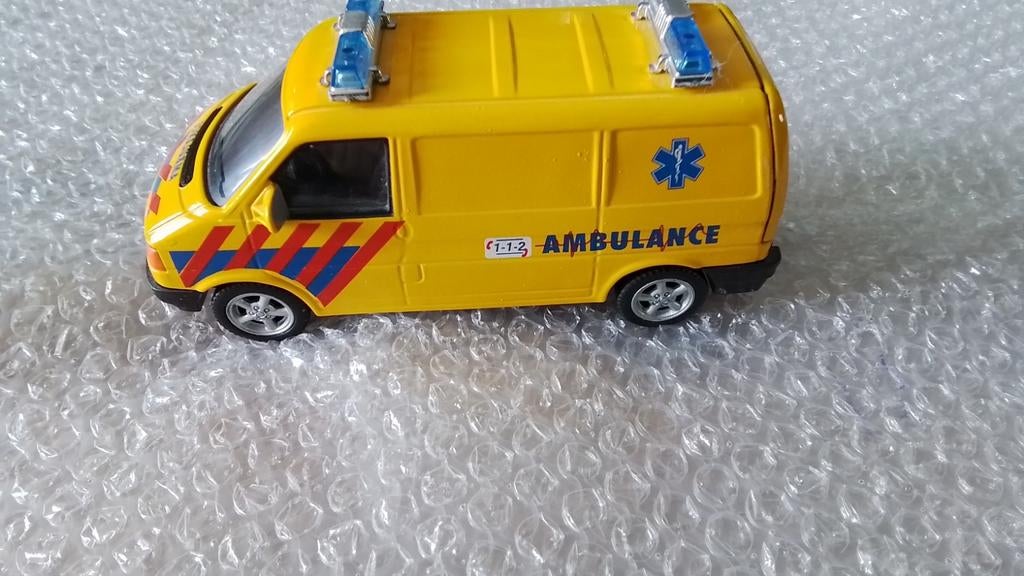 Vw busje ambulance uitvoering 1/43  (metaal)., Ophalen of Verzenden, Gebruikt, Auto, Overige merken