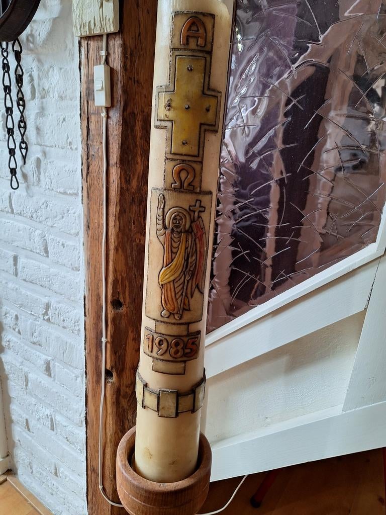 Grote Paaskaars met Houten Kandelaar - Jaar 1985, Ophalen