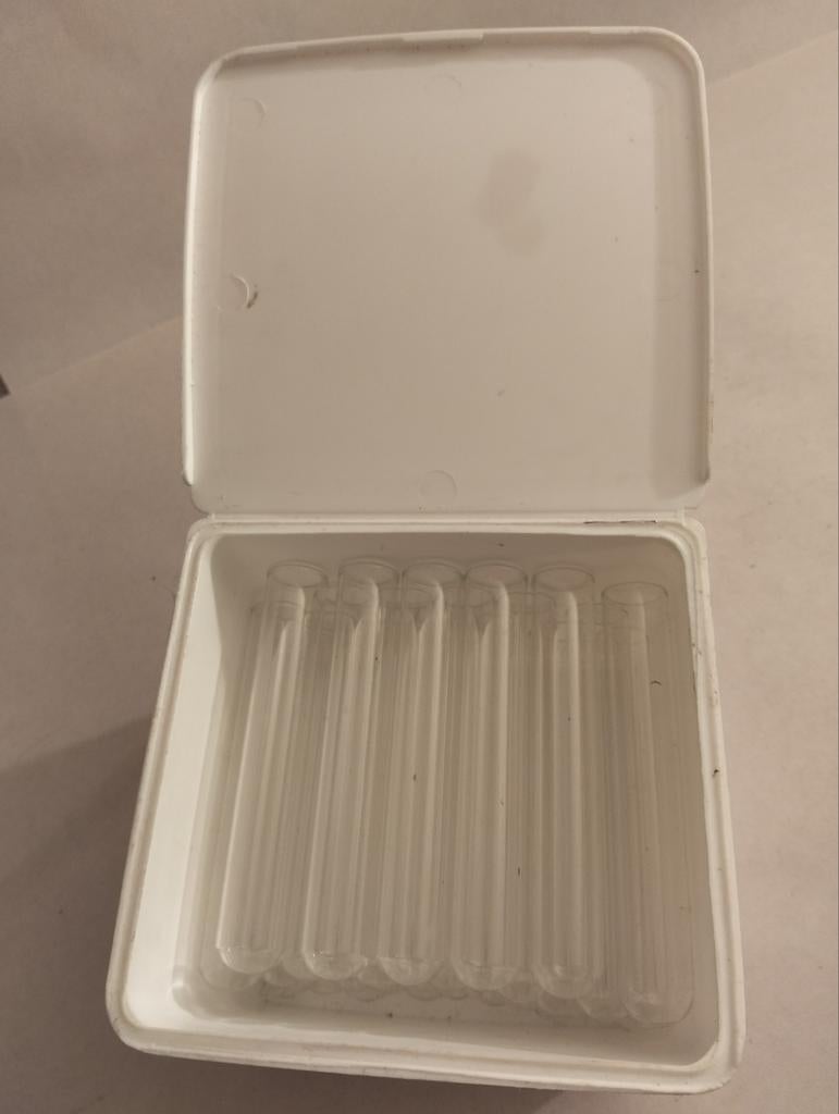 30 Reageerbuisjes in wit opbergdoosje, Ophalen of Verzenden