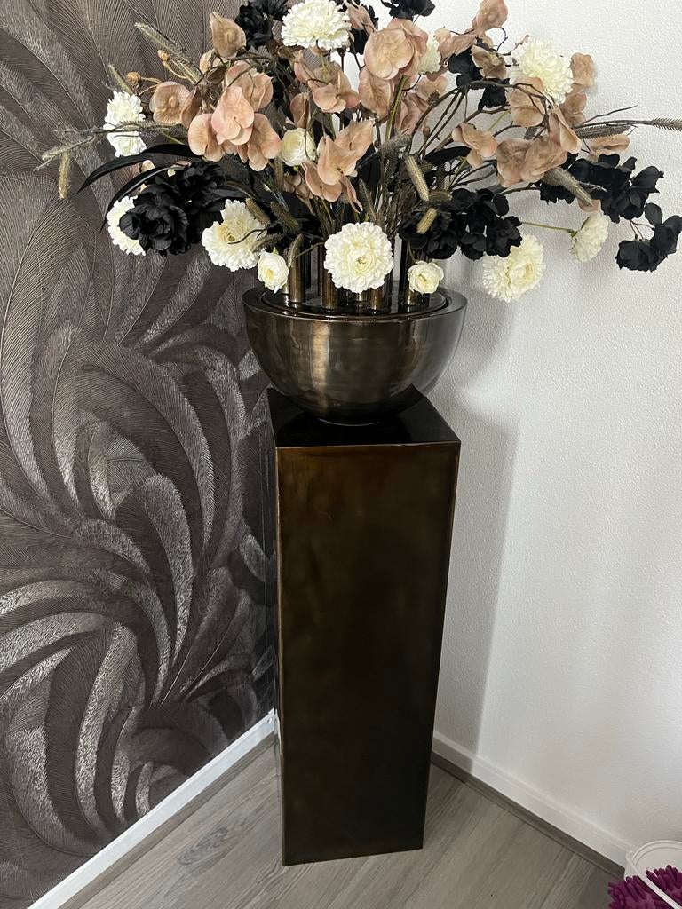 Grote vaas met kunstbloemen met bijpassende sokkel, Ophalen, Overige materialen, Gebruikt, Overige kleuren