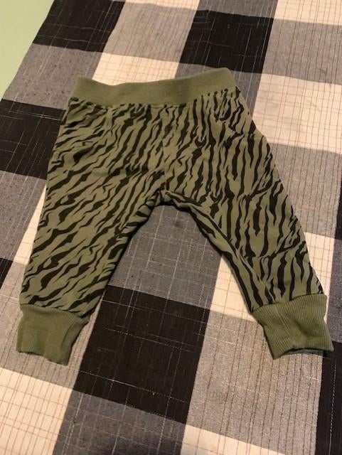 Groen/zwarte harembroekje van de Wibra. Maat 68, Kinderen en Baby's, Babykleding | Maat 68, Broekje, Ophalen of Verzenden, Zo goed als nieuw