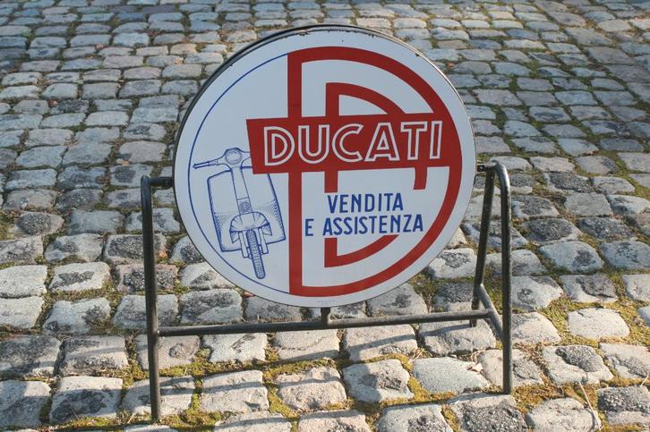 2 emailleborden van ducati + standaard display (jaren 50), Verzamelen, Merken en Reclamevoorwerpen, Zo goed als nieuw, Reclamebord