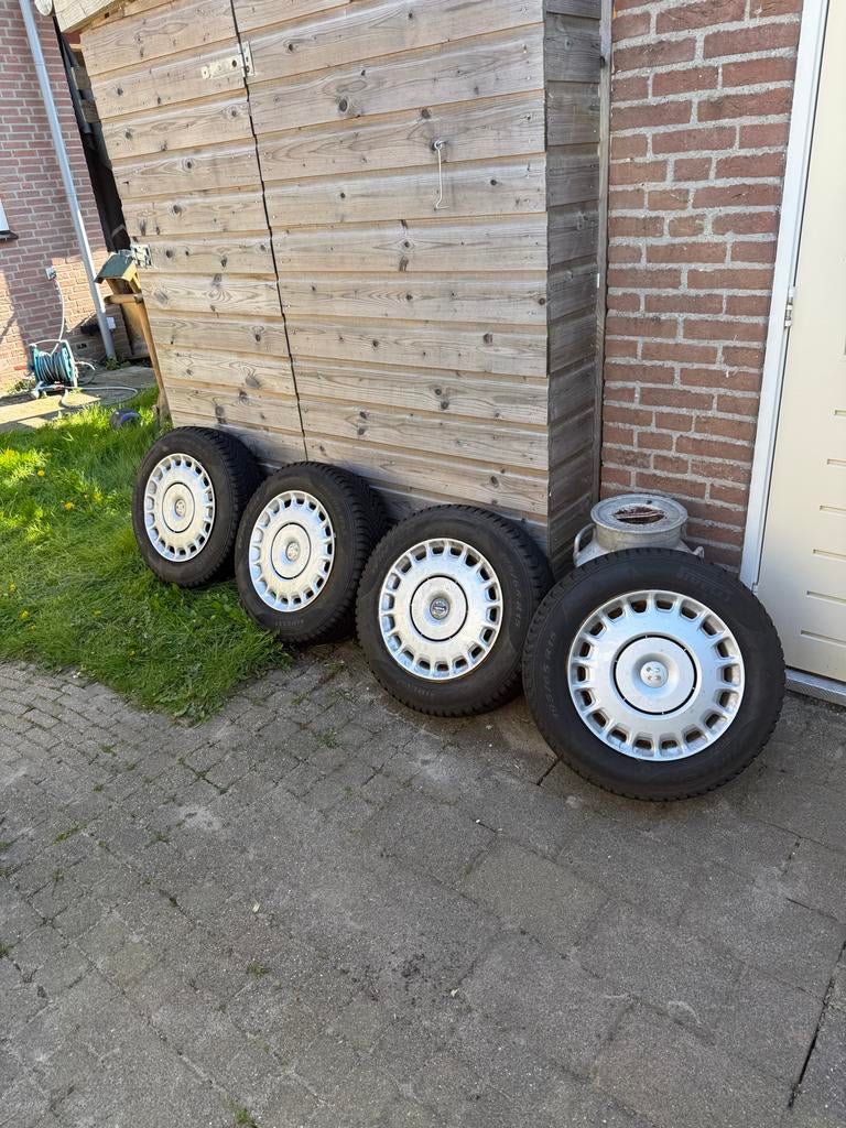 Pirelli Winterbanden 195/65 R15 op Velg, Auto-onderdelen, Banden en Velgen, Ophalen, Gebruikt, 15 inch, Banden en Velgen