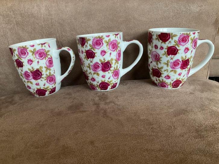 Set van 3 roze rozen mokken merk Sinki, Huis en Inrichting, Keuken | Servies, Zo goed als nieuw, Kop(pen) en/of Schotel(s), Overige stijlen