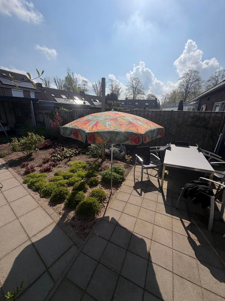 Parasol en kinder parasol met stoeltjes hele set, Ophalen of Verzenden, Gebruikt, 1 tot 2 meter, Stokparasol