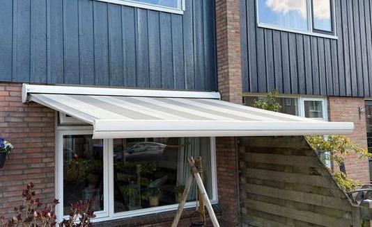 Gebruikte elektrische zonnescherm met kniparm, Tuin en Terras, Zonneschermen, Ophalen, Elektrisch, Zo goed als nieuw, 150 tot 300 cm