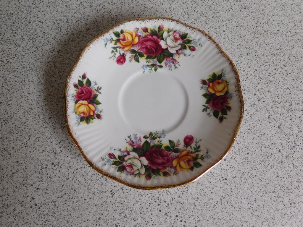 Schotel Fine Bone China English Rose Queens, Ophalen of Verzenden, Zo goed als nieuw, Porselein, Kop en/of schotel