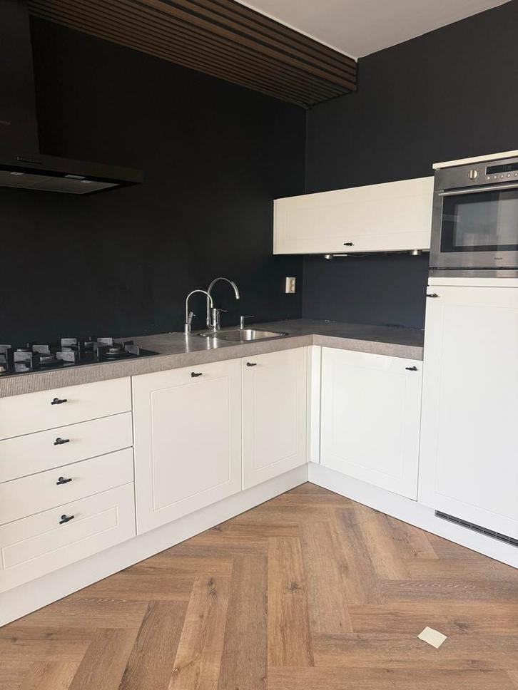 Bruynzeel hoekkeuken,Siemens Miele apparatuur en Qooker, Huis en Inrichting, Keuken | Complete keukens, Gebruikt, Hoekkeuken, Wit