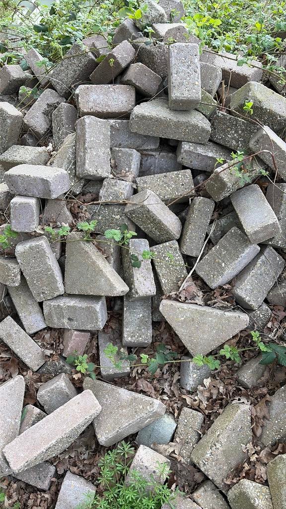 Gratis bkk klinkers +-120 m2 met bisschopmutsen, Tuin en Terras, Ophalen, Zo goed als nieuw, Beton, Klinkers