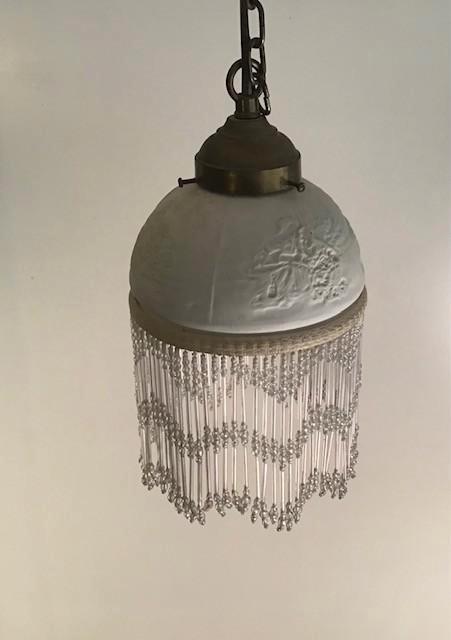 Brocante hanglamp met kraaltjes en bisque bewerkt kapje, Huis en Inrichting, Lampen | Hanglampen, Zo goed als nieuw, Minder dan 50 cm