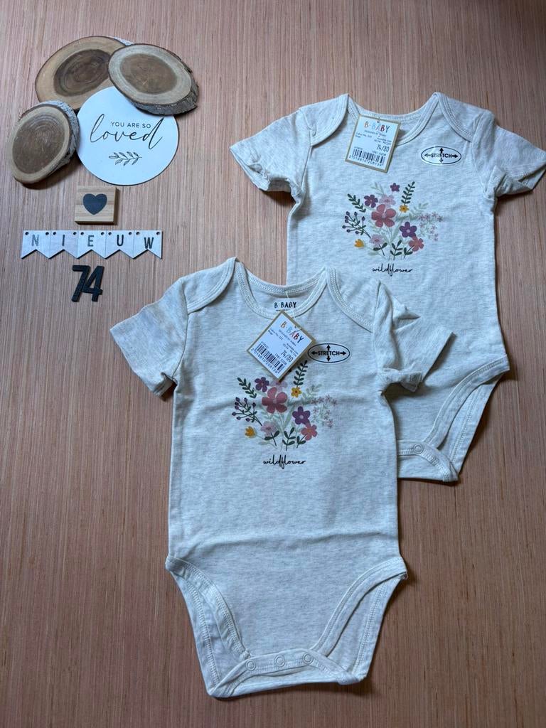 Baby girl 2x beige rompers bloemen Wibra maat 74/80, Ophalen of Verzenden, Nieuw, Meisje, Nacht- of Onderkleding