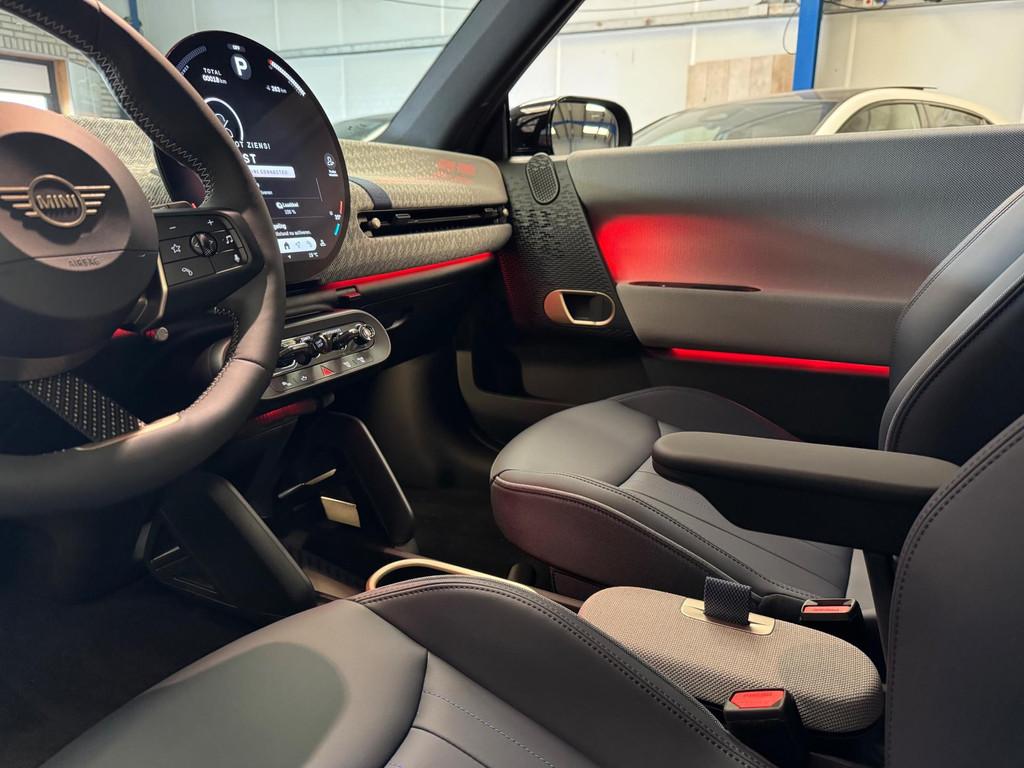 Mini Cooper E Favoured S 40.7 kWh Head Up Camera NIEUW, Auto's, Gebruikt, 4 stoelen, Adaptive Cruise Control, Zwart