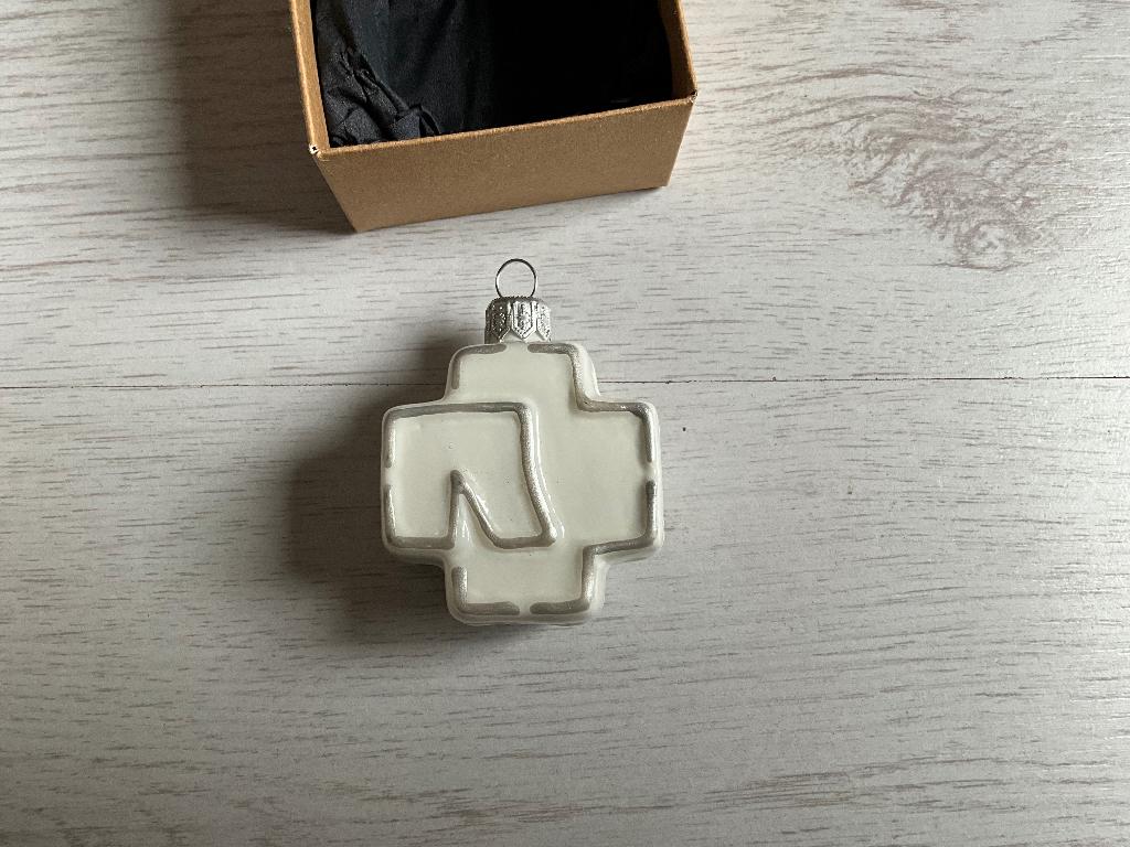 Witte kerstbal van Rammstein, Nieuw, Ophalen of Verzenden, Foto of Kaart, Witte kerstbal van Rammstein