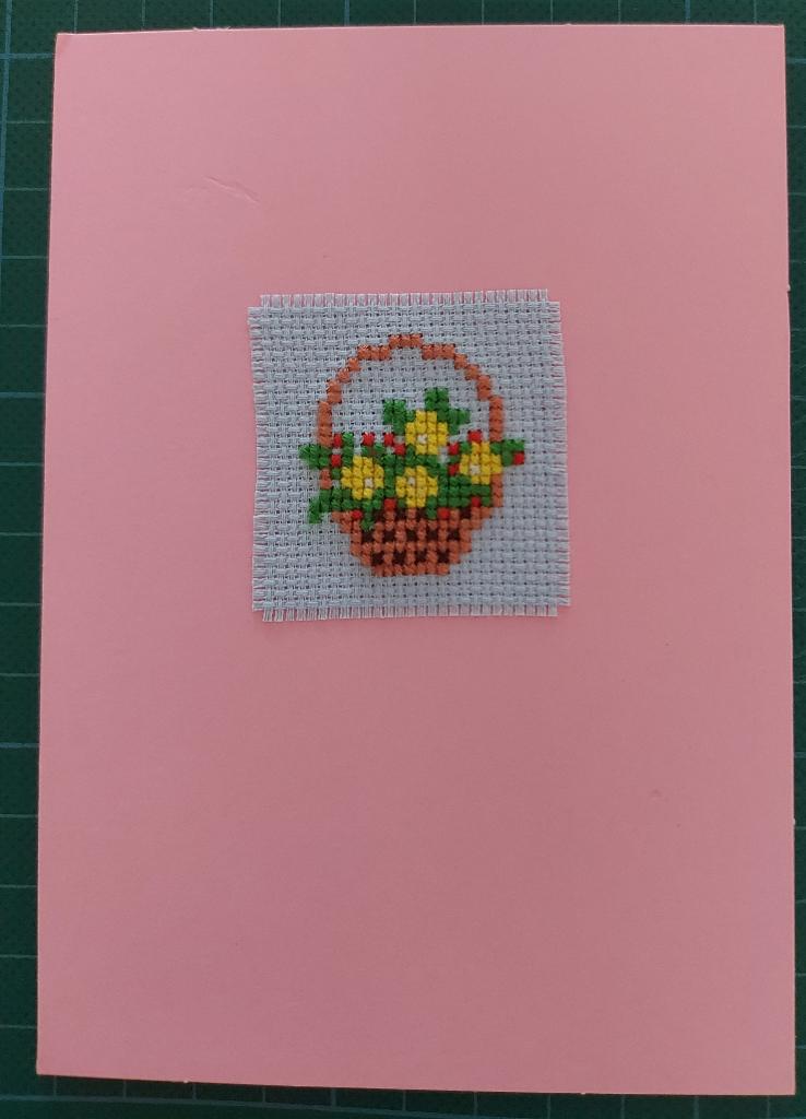 kaart met geborduurde mand met bloemen (1945), Hobby en Vrije tijd, Ophalen of Verzenden, Nieuw, Natuur