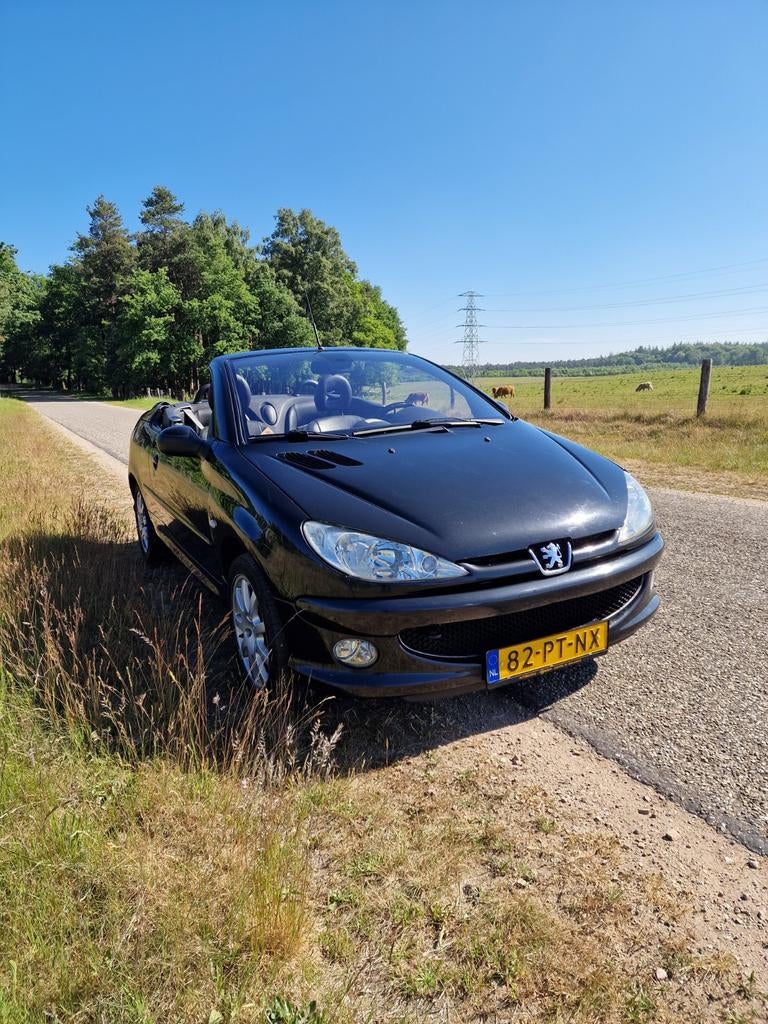 Peugeot 206 2.0 16V CC 2004 Zwart / Nieuwe apk, Auto's, Peugeot, Lederen bekleding, 136 pk, Zwart, 4 cilinders