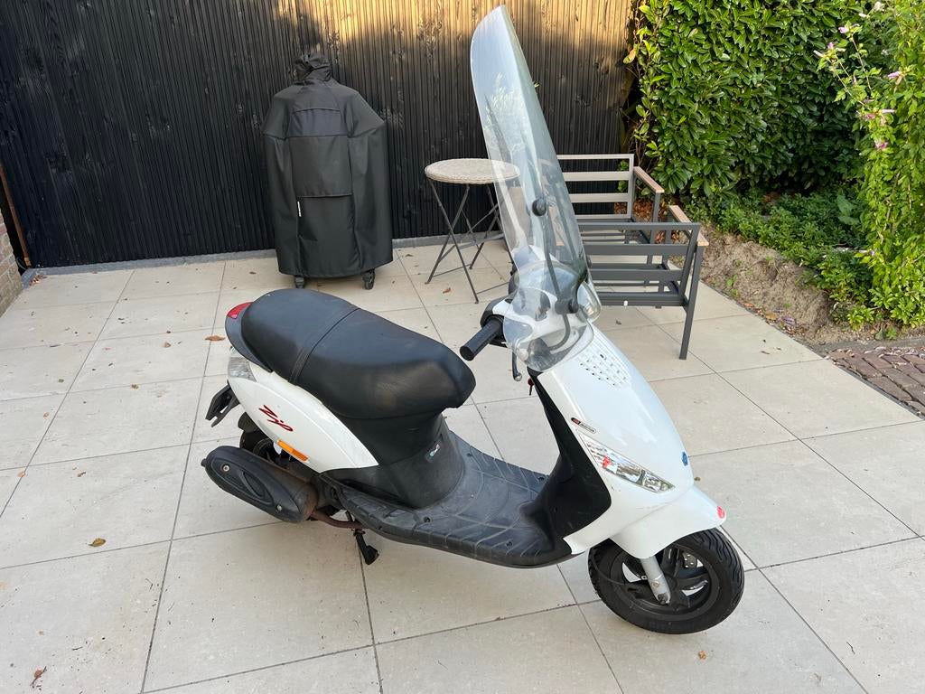Piaggio Zip 4-takt 2011 met windscherm, Fietsen en Brommers, Scooters | Piaggio, Ophalen, Gebruikt, Zip, Benzine