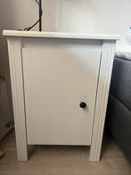 2x Witte houten nachtkastjes met handige opbergruimte, Huis en Inrichting, Slaapkamer | Nachtkastjes, Ophalen, Gebruikt, Minder dan 45 cm