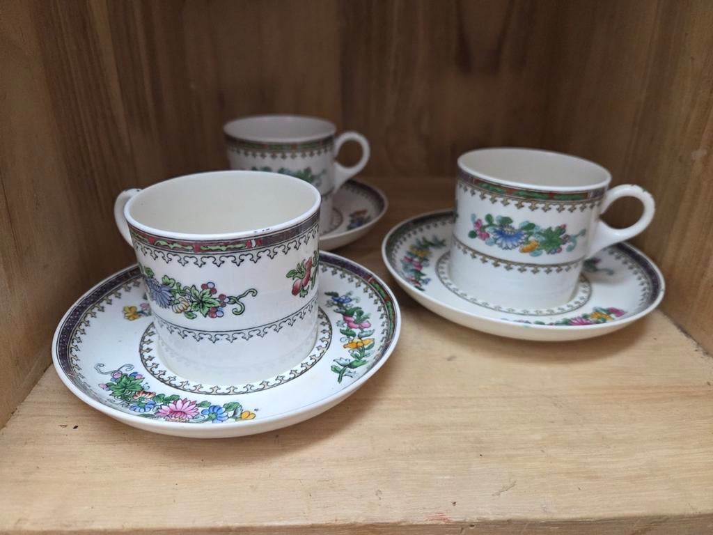 Set van 3 porseleinen kopjes met schotels