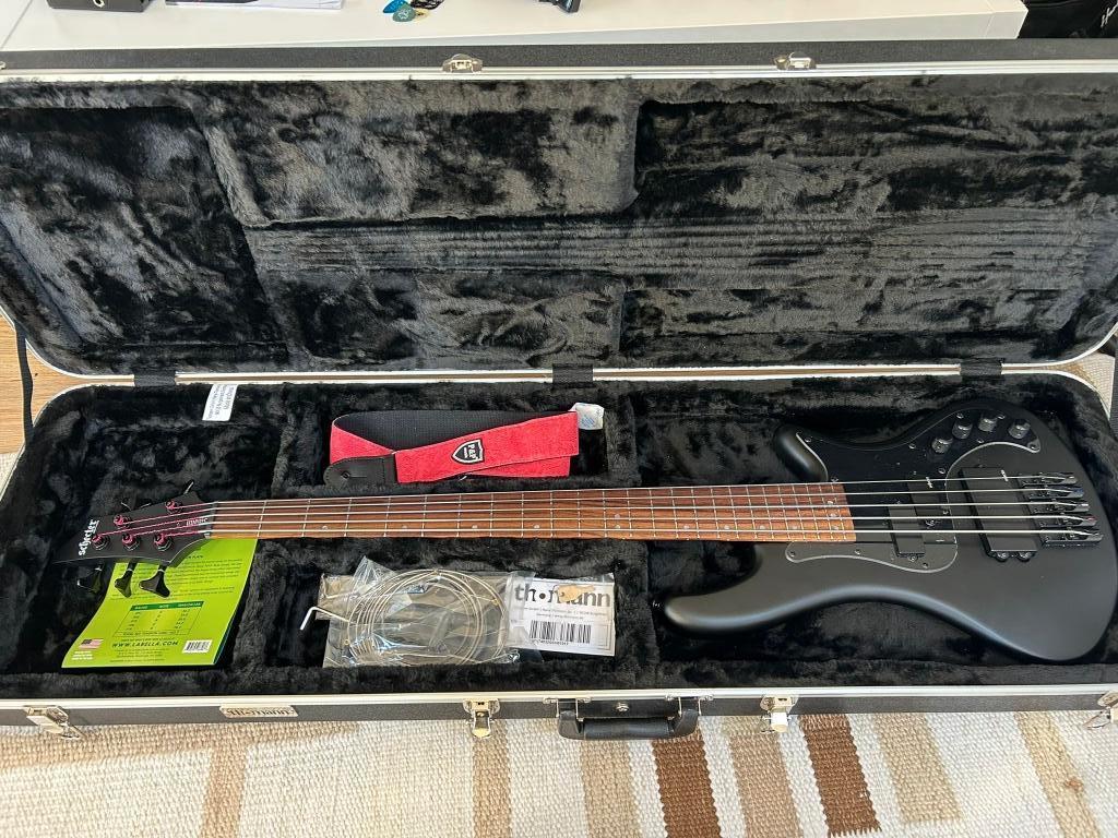 Schecter Stiletto Stealth-5 SBK + Hardcase + Extra’s, Muziek en Instrumenten, Snaarinstrumenten | Gitaren | Bas, Ophalen of Verzenden
