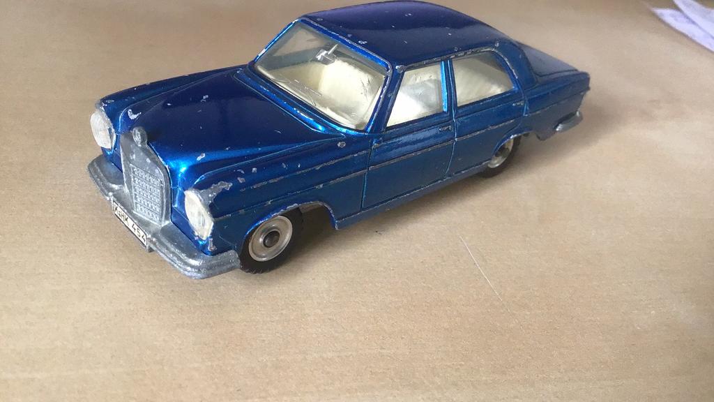 DINKY TOYS MERCEDES BENZ 250 SE LICHT BESPEELD WEL EEN BENZ!, Ophalen of Verzenden, Zo goed als nieuw, Auto, Dinky Toys