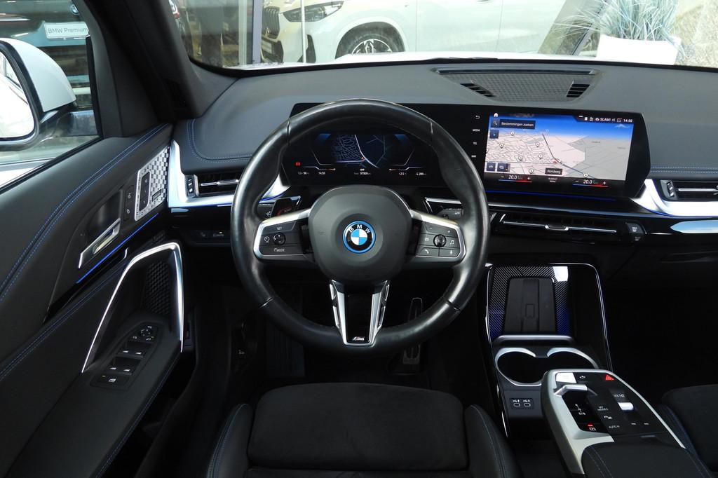 BMW iX1 xDrive30 M Sport / Sportstoelen / Achteruitrijcamera, Auto's, BMW, Gebruikt, Zwart, Met garantie (alle), 24 min