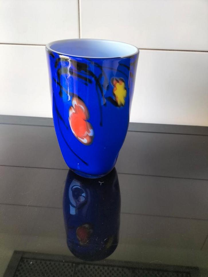 Blauwe glazen vaas met bloemmotief, Huis en Inrichting, Woonaccessoires | Vazen, Zo goed als nieuw, Blauw, Minder dan 50 cm, Glas