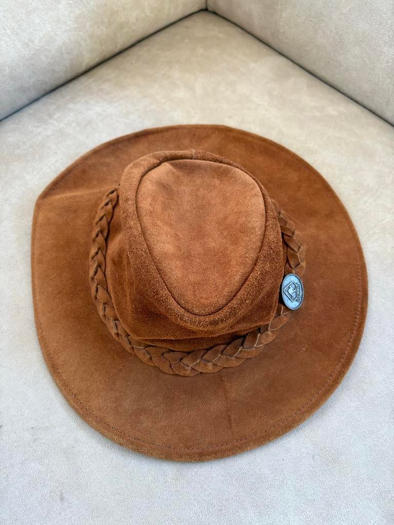 Vintage suède hoed met gevlochten band van het merk Scippis, Kleding | Dames, Hoeden en Petten, Ophalen of Verzenden, Zo goed als nieuw