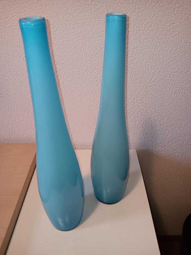 2 turquoise blauwe vazen/flessen.
Hoogte 46 cm.
Onbeschadigd, Ophalen